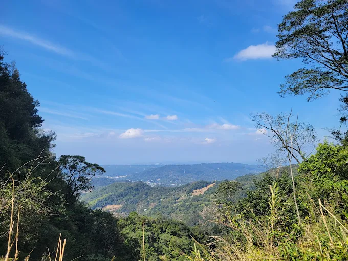 把一天交給苗栗古道慢慢走，從樹影到稜線之間剛好串起七條山林風景