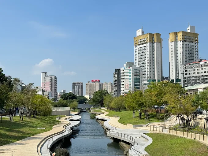沿著台中火車站一日遊路線慢慢走，午後進綠蔭傍晚看水岸亮起整座城市