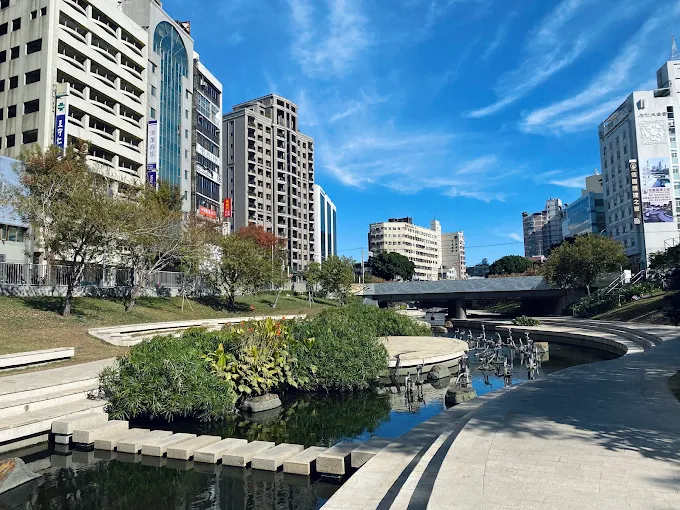 沿著台中火車站一日遊路線慢慢走，午後進綠蔭傍晚看水岸亮起整座城市