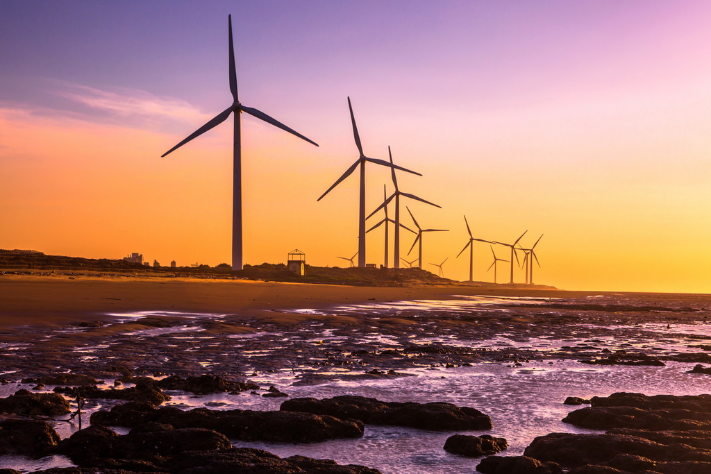 把腳步帶到桃園觀音景點的海邊，讓風從燈塔一路陪你走到沙丘盡頭