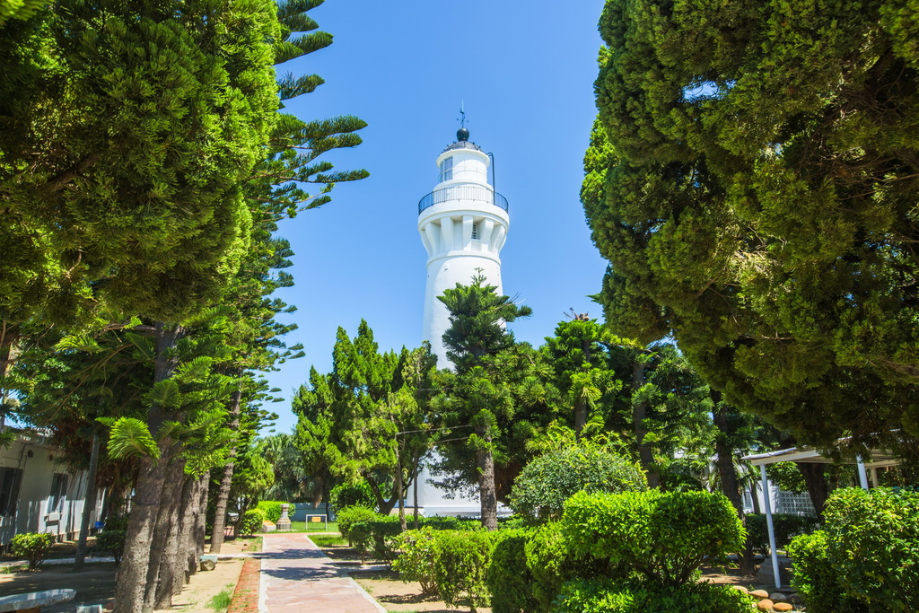 把腳步帶到桃園觀音景點的海邊，讓風從燈塔一路陪你走到沙丘盡頭