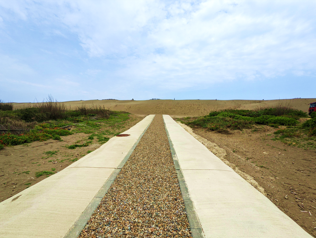 把腳步帶到桃園觀音景點的海邊，讓風從燈塔一路陪你走到沙丘盡頭