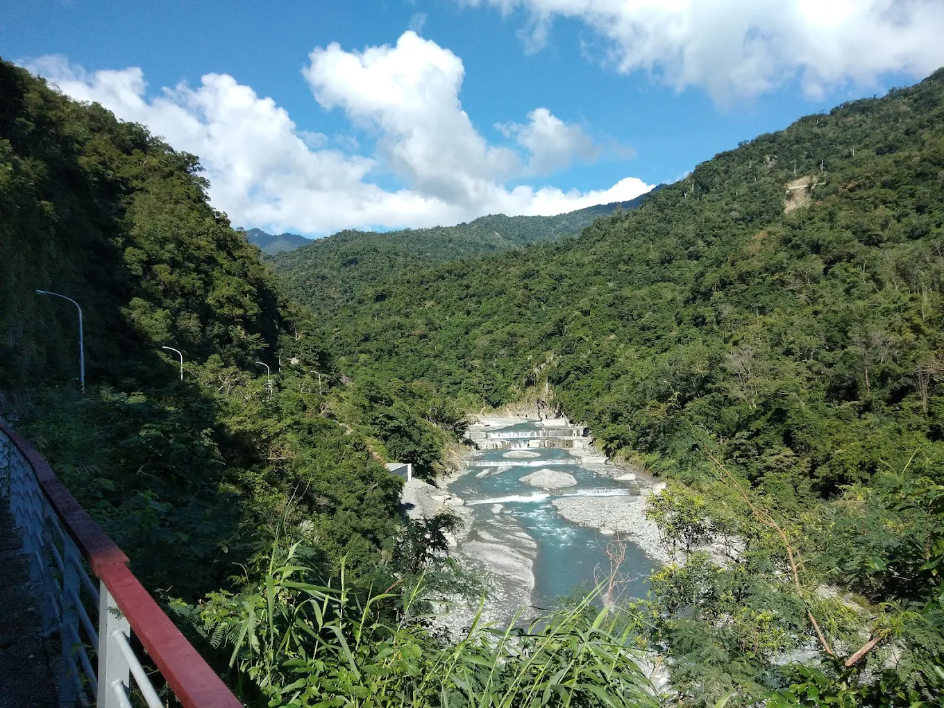 知本溫泉不是只有泡湯而已，山谷熱氣、森林步道與台東慢節奏，才是讓人一去就放鬆的理由
