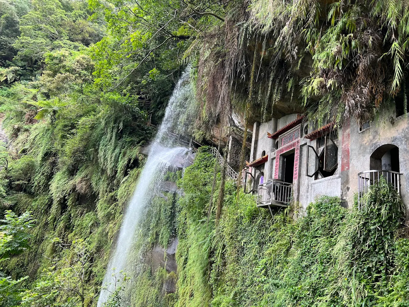 銀河洞越嶺步道不是只有瀑布打卡，走進岩壁水簾、再一路翻到貓空，才是它真正迷人的地方
