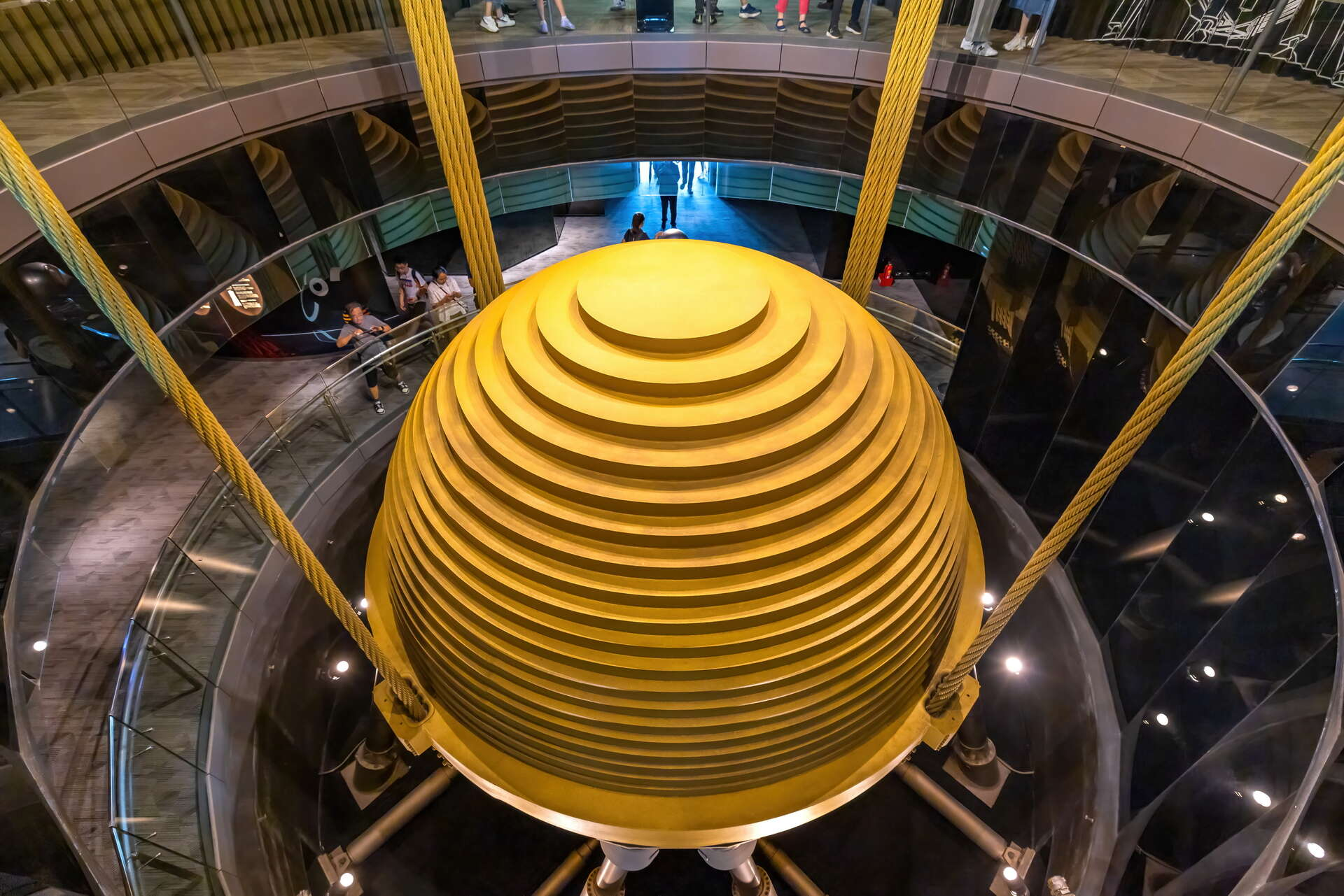 在台北 101 的高空俯瞰世界，讓煩惱變得渺小，讓視野延伸到更遠的地方