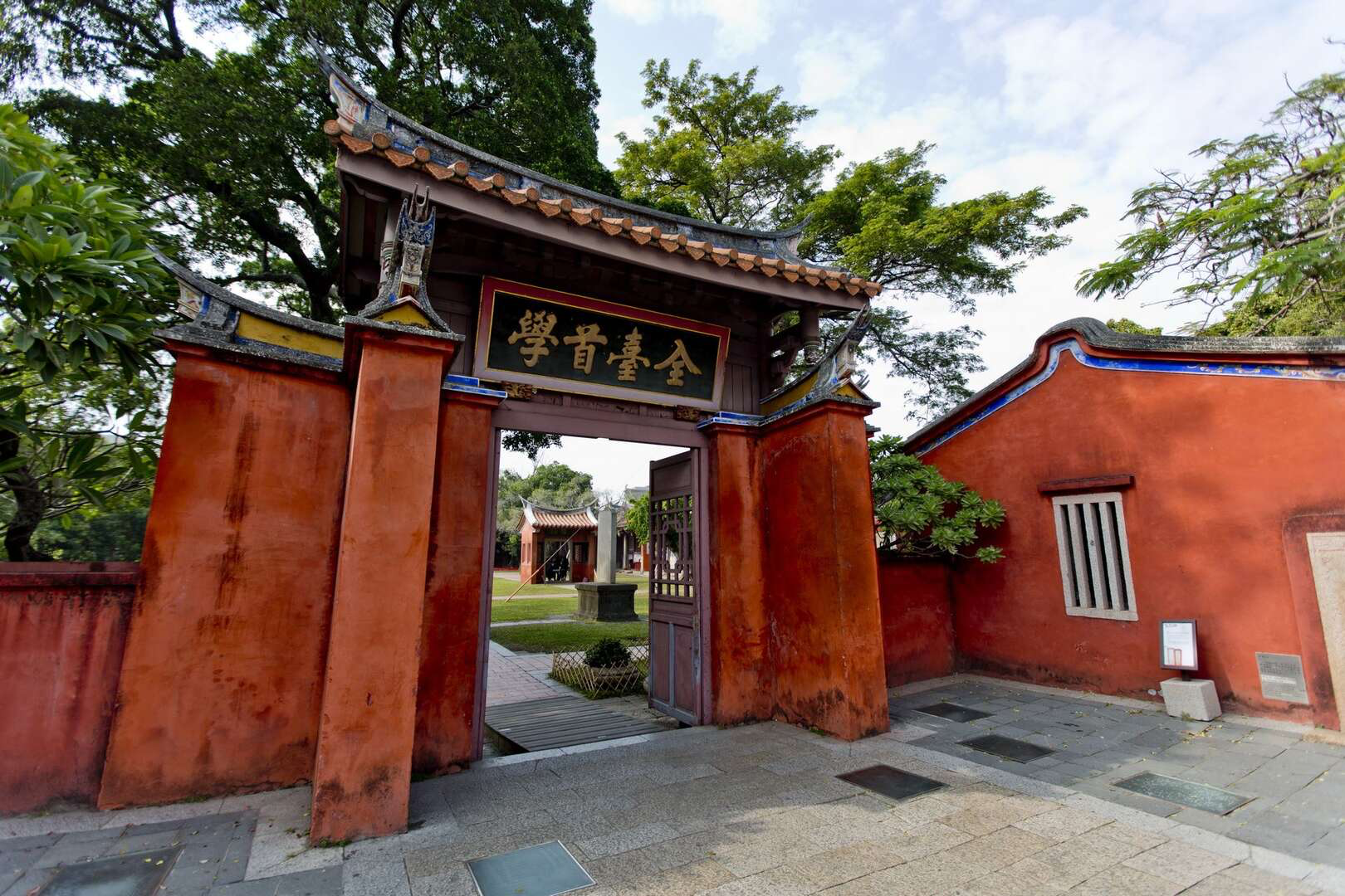 穿越古老門庭與石橋，台南孔廟讓人走進知識與信仰交織的歷史深處之中