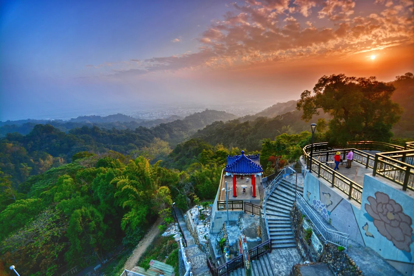 松柏嶺不只是一片茶園！走進南投名間的茶香山景，慢慢遇見受天宮與八卦山的春日風景
