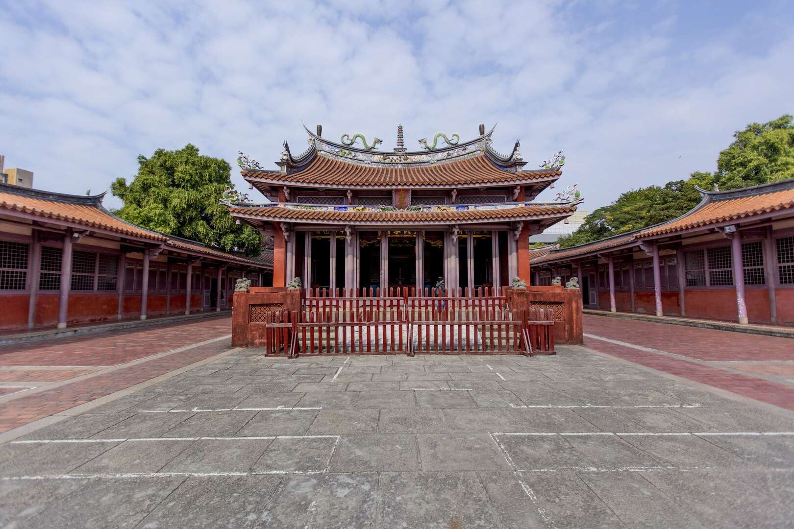 穿越古老門庭與石橋,台南孔廟讓人走進知識與信仰交織的歷史深處之中