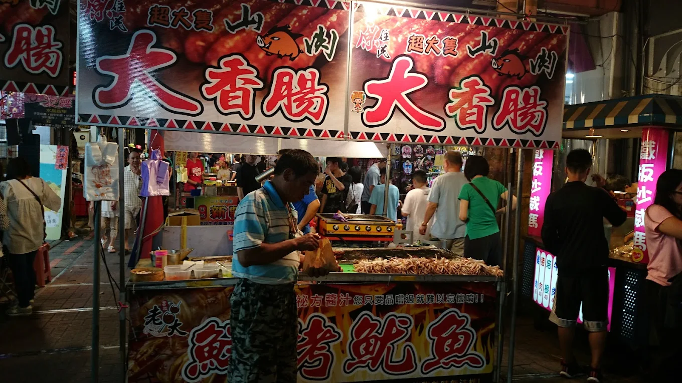 新莊夜市不只有小吃！走進新莊廟街夜市，白天老街晚上熱鬧開吃的雙重魅力