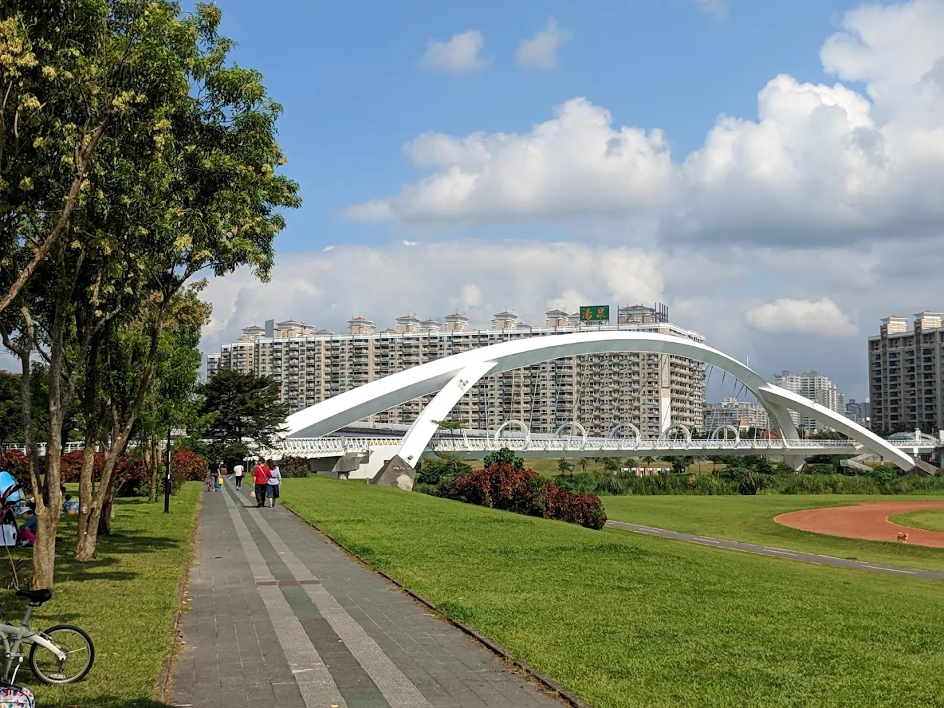 陽光運動公園不只是遛小孩！新店河濱這座全齡公園，從玩水、騎車到野餐一次滿足