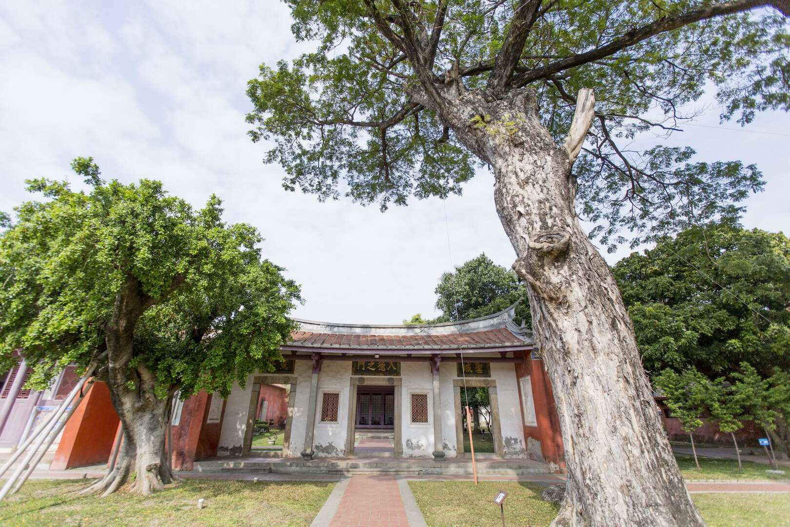穿越古老門庭與石橋,台南孔廟讓人走進知識與信仰交織的歷史深處之中