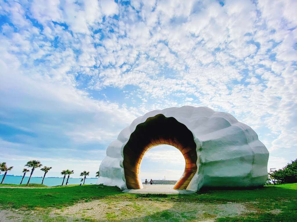 走進旗津的沙灘與海岸線，讓視野延伸到遠方，感受城市之外的藍色風景