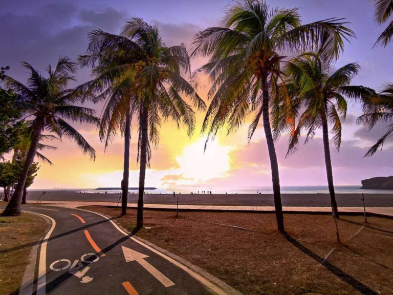 走進旗津的沙灘與海岸線，讓視野延伸到遠方，感受城市之外的藍色風景