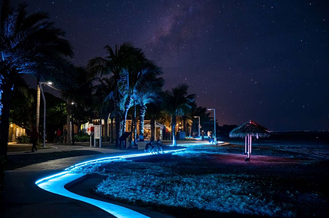 走進旗津的沙灘與海岸線，讓視野延伸到遠方，感受城市之外的藍色風景