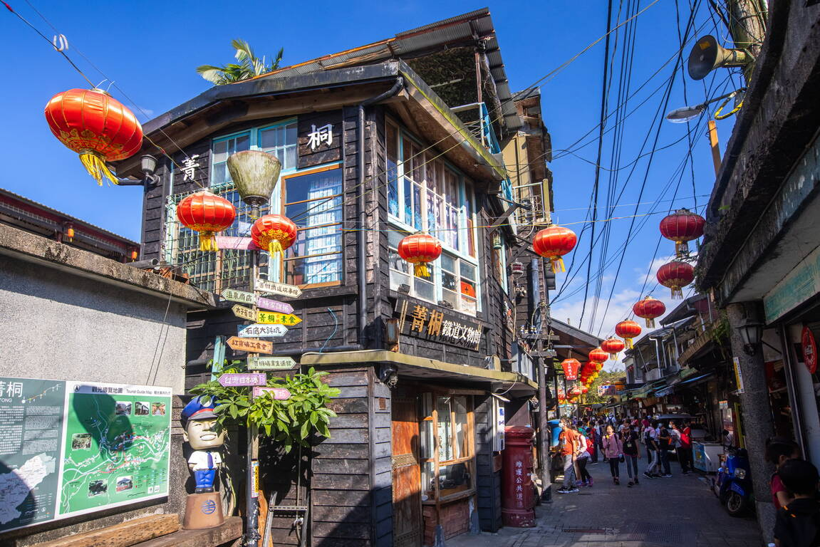 菁桐不是只有放天燈,走進木造車站、礦業老街與山城鐵道,才知道這裡為什麼讓人一來就慢下來