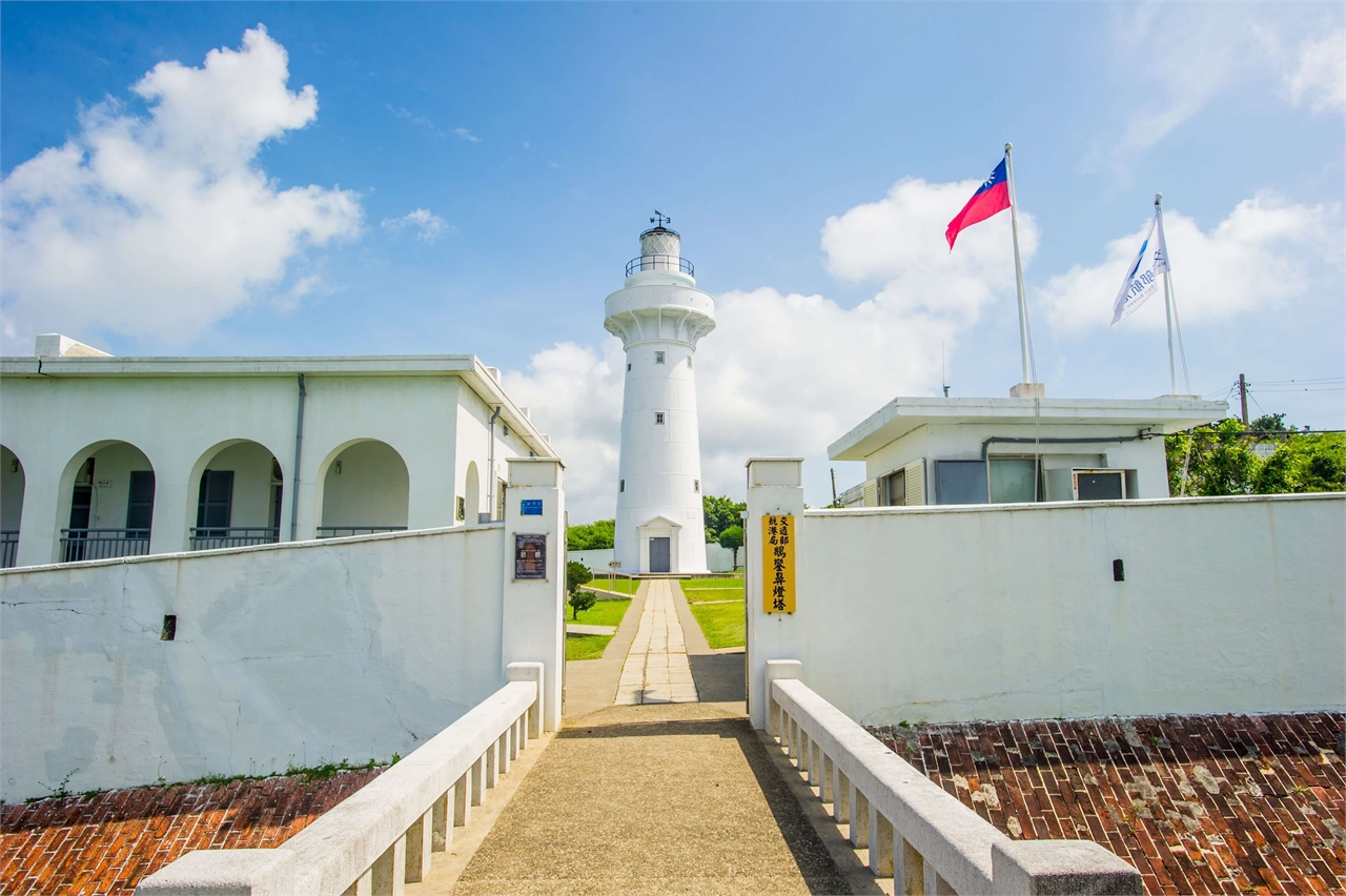 當海風吹過珊瑚礁與草原，鵝鑾鼻燈塔靜靜守望遠方，讓心放在無邊天際