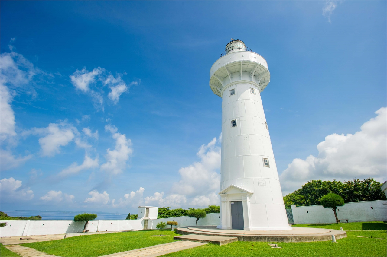 當海風吹過珊瑚礁與草原，鵝鑾鼻燈塔靜靜守望遠方，讓心放在無邊天際