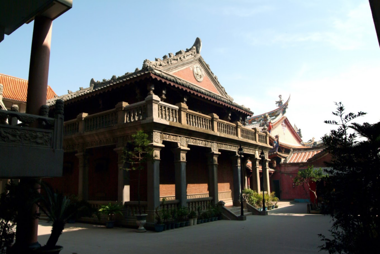 彰化南瑤宮不是只有拜媽祖，走進三殿格局、百年香火與老城信仰節奏，才知道它為什麼一直是彰化的重要地標