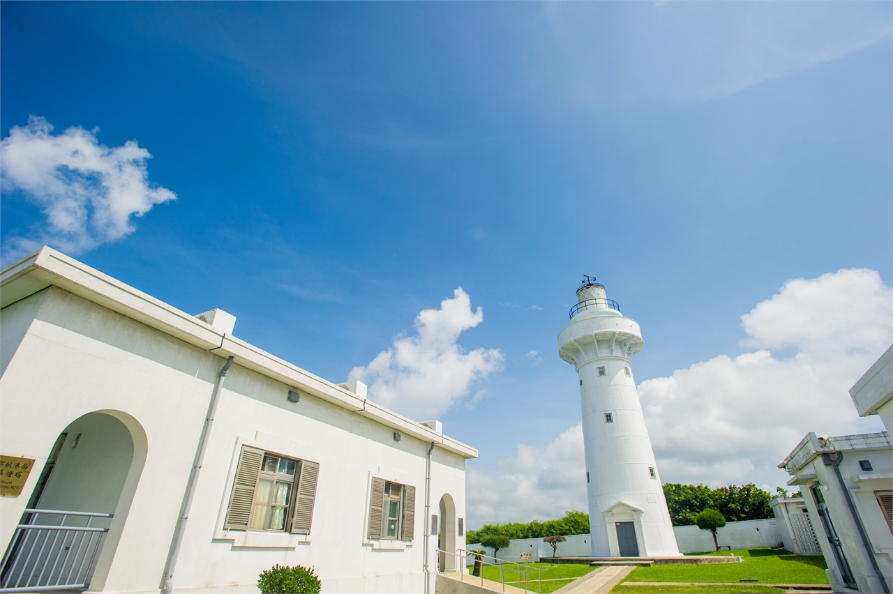 當海風吹過珊瑚礁與草原，鵝鑾鼻燈塔靜靜守望遠方，讓心放在無邊天際