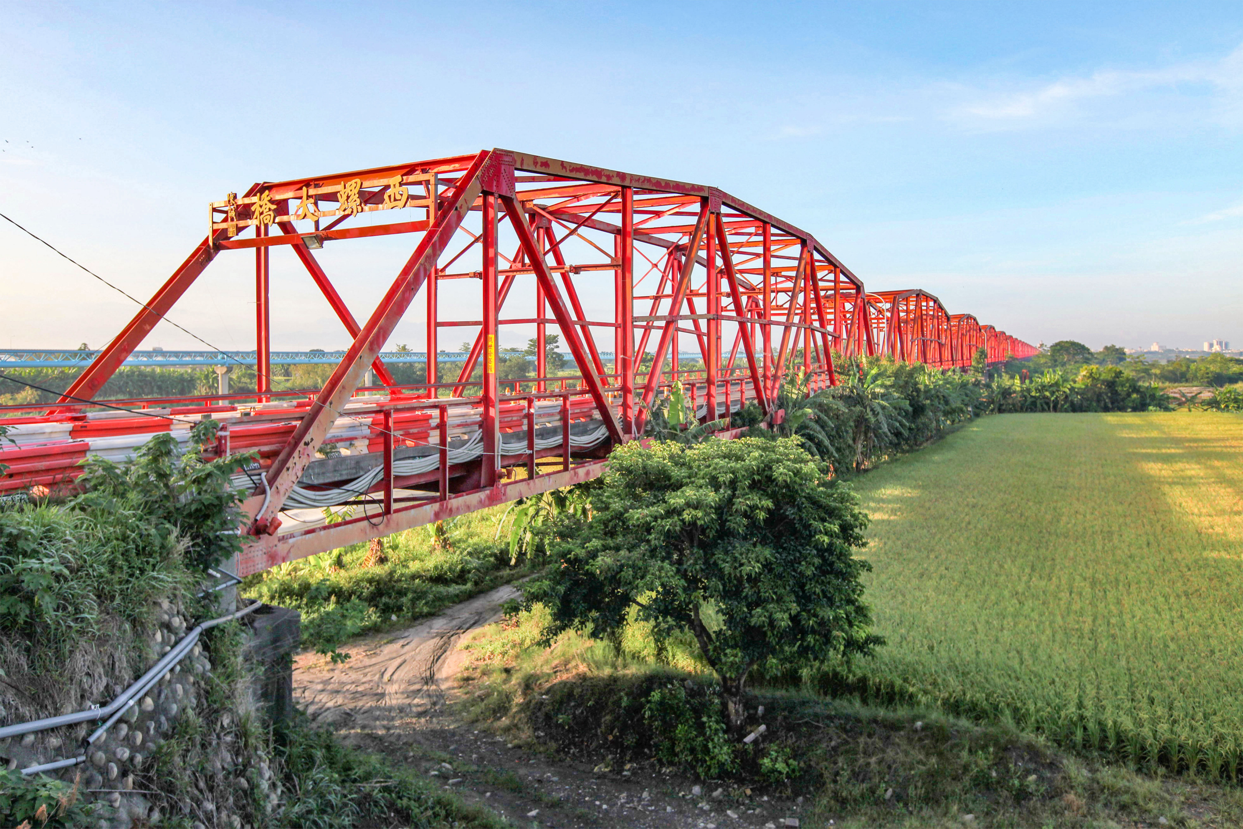 西螺大橋不只是老橋！走進濁水溪上的紅色地標，從百年橋影到西螺老街，把雲林最有記憶點的風景一次收藏