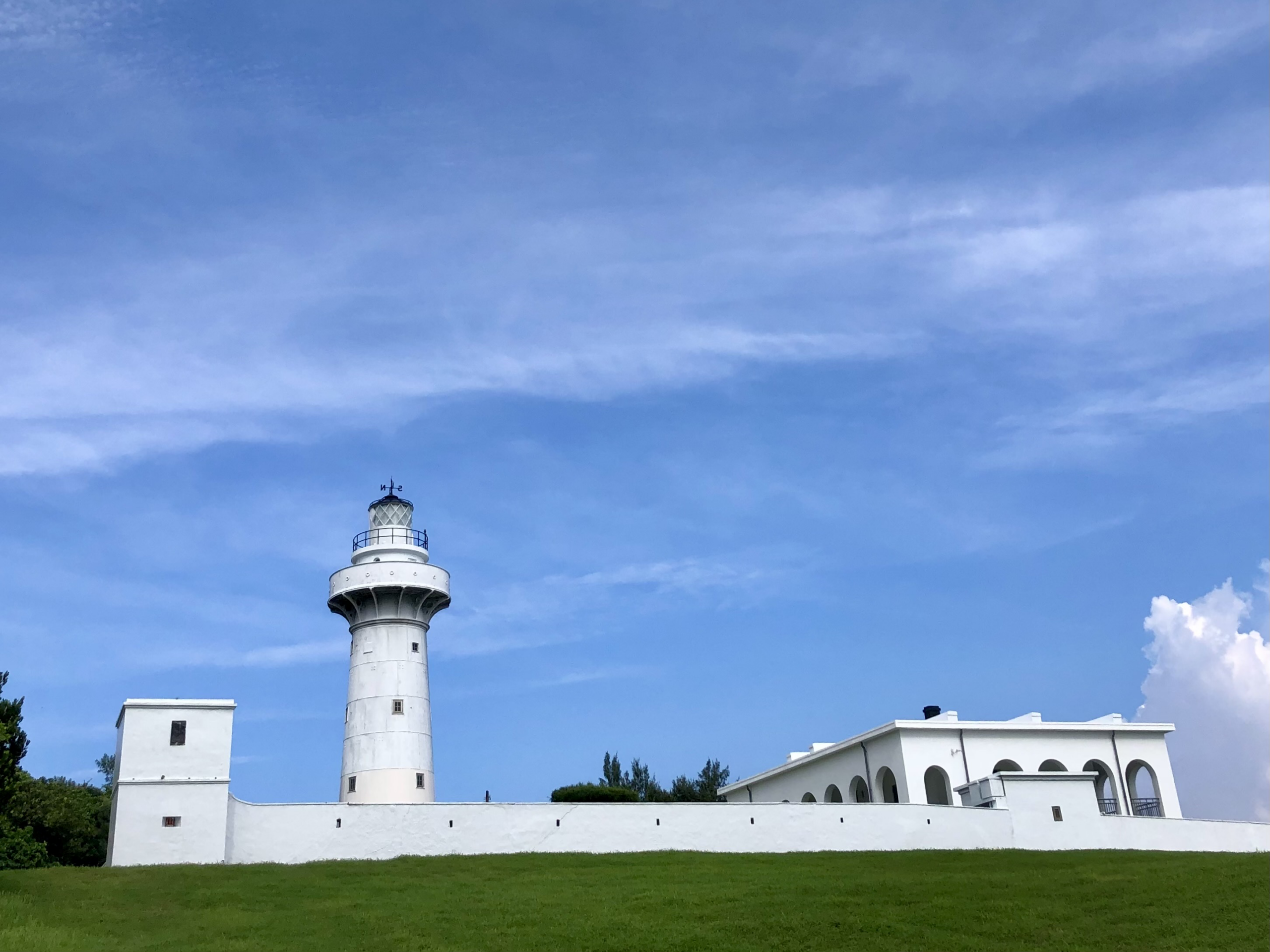 當海風吹過珊瑚礁與草原，鵝鑾鼻燈塔靜靜守望遠方，讓心放在無邊天際