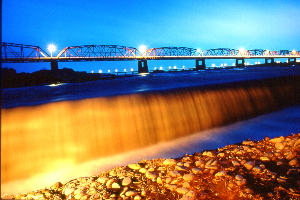 西螺大橋不只是老橋！走進濁水溪上的紅色地標，從百年橋影到西螺老街，把雲林最有記憶點的風景一次收藏