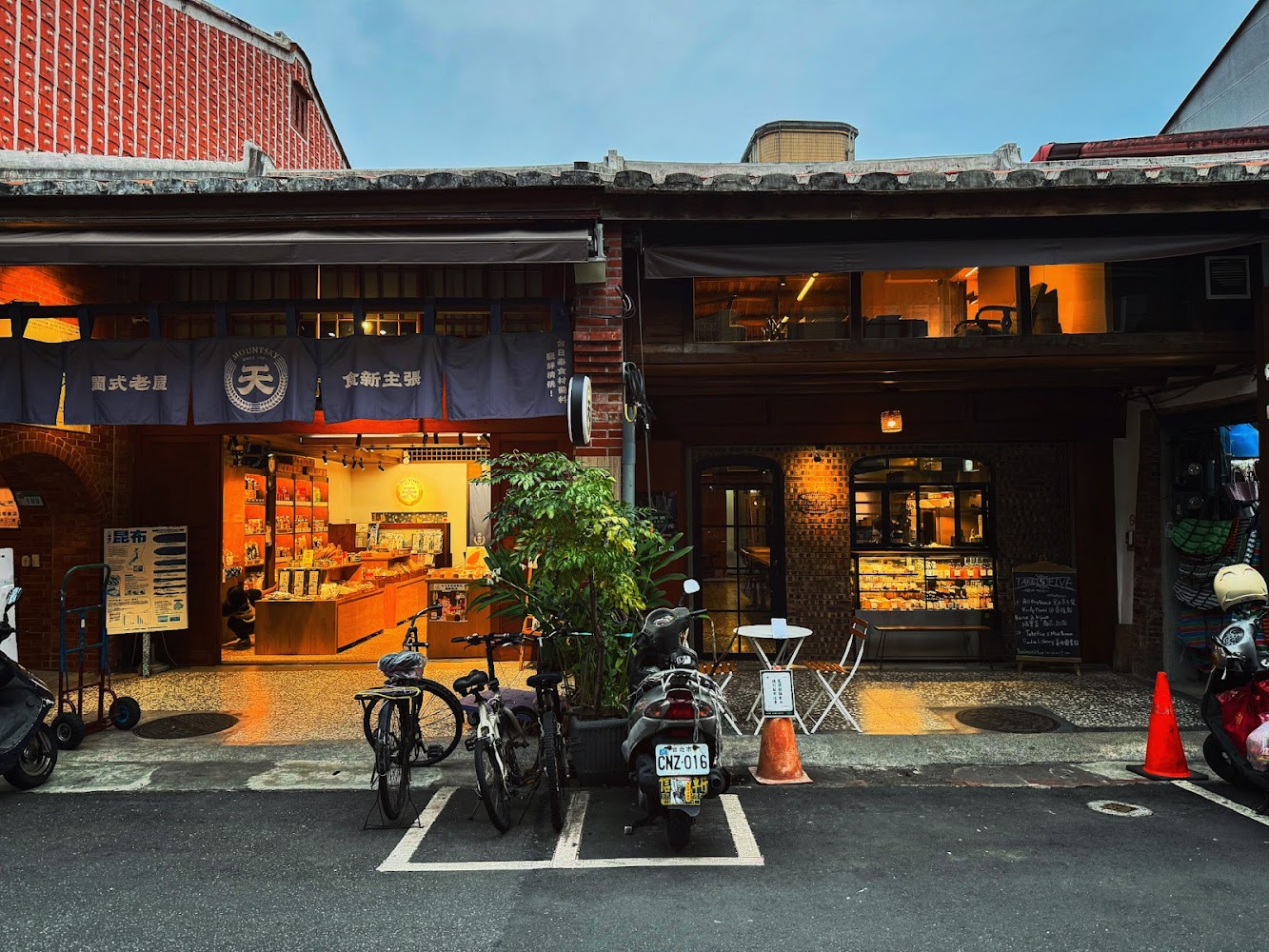 台北大稻埕時光之旅：探索迪化街百年建築與文創新風貌的完美交融