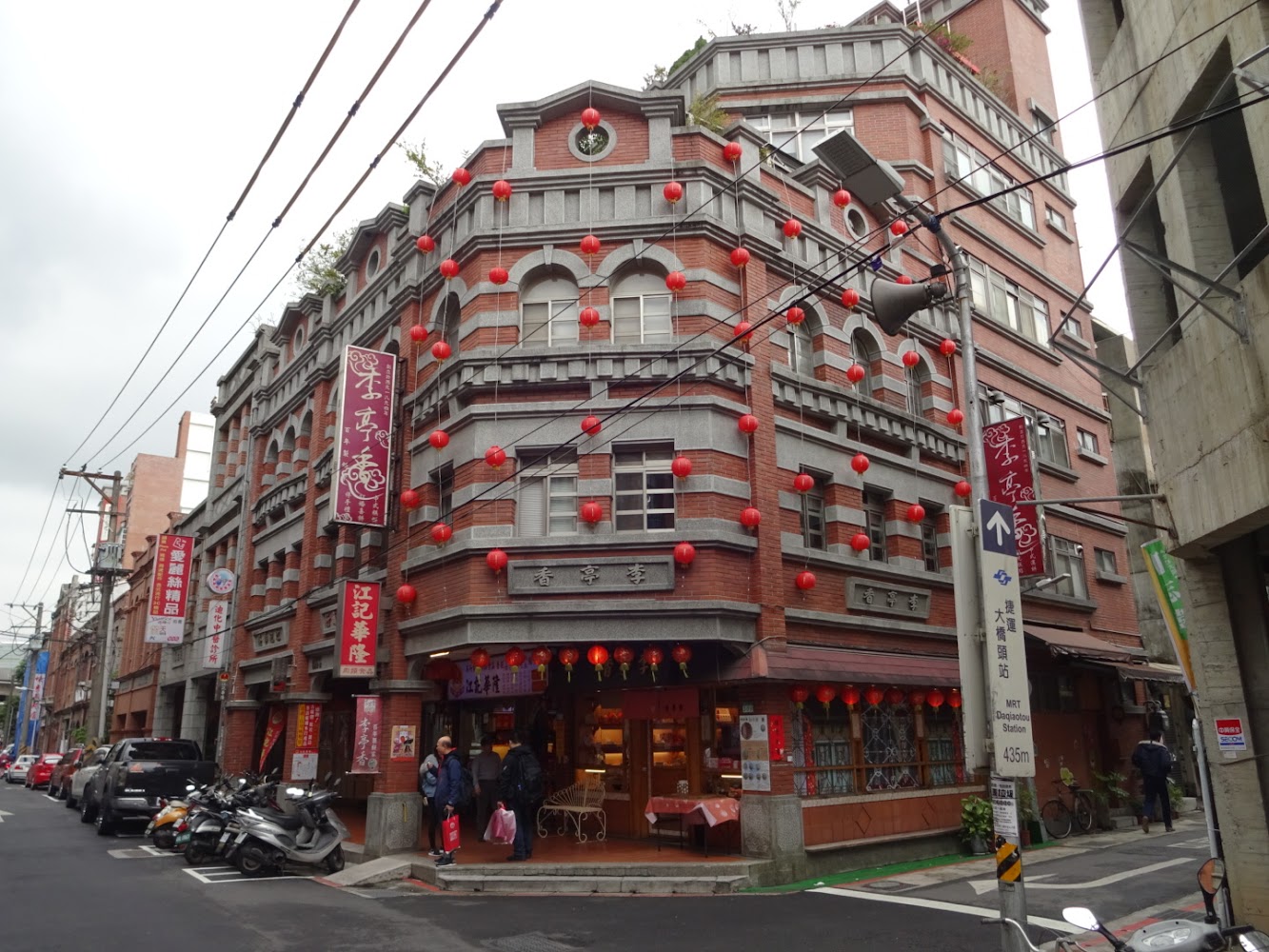 台北迪化街深度旅遊指南：穿越大稻埕百年歷史，探索老屋咖啡、年貨大街與霞海城隍廟的文化魅力