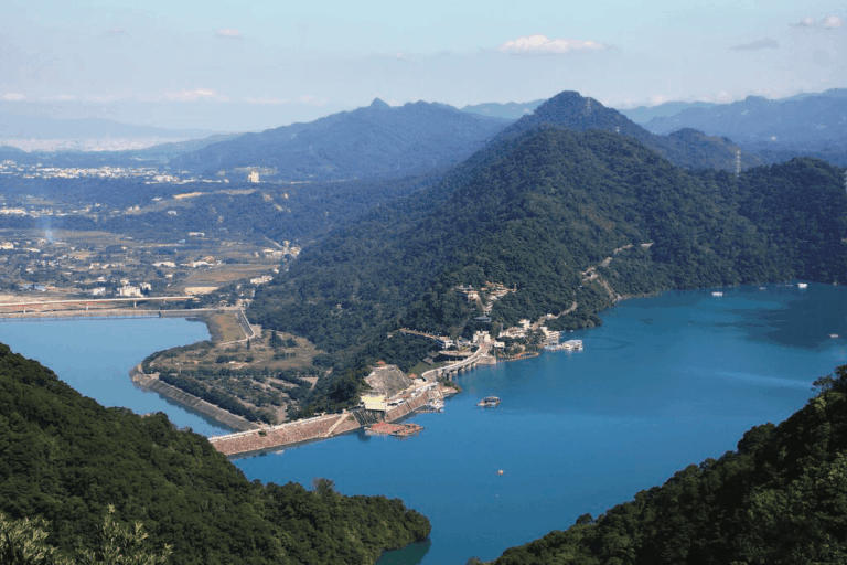 桃園石門水庫深度旅遊指南:領略北台灣湖光山色、歷史工程與四季美景的慢活之旅