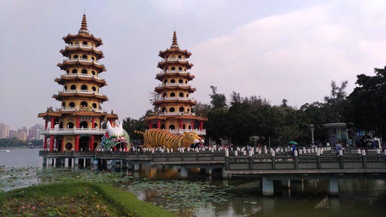 高雄旗津與左營蓮池潭：海港與湖畔的交響曲，探索城市多元魅力