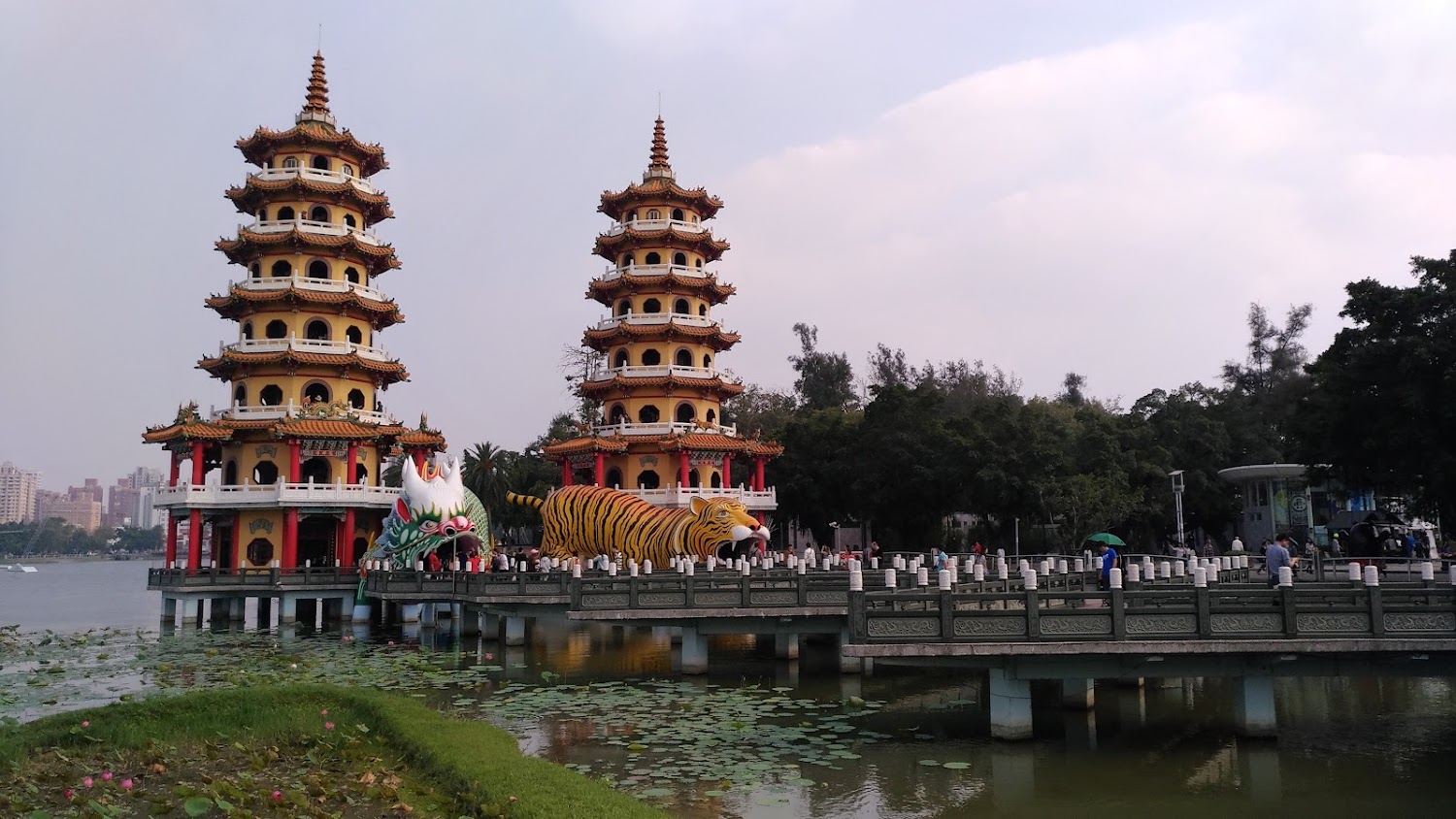 高雄旗津與左營蓮池潭：海港與湖畔的交響曲，探索城市多元魅力