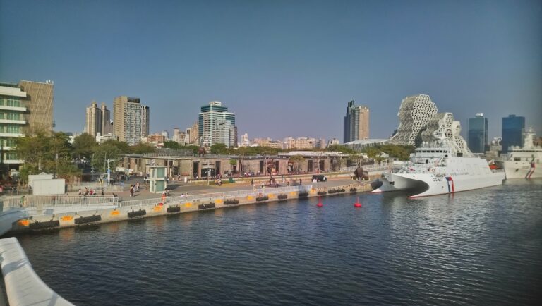 探訪南台灣之珠：高雄市深度旅遊全攻略，感受海港城市的慢活美學與美食魅力