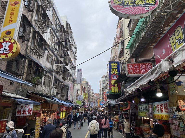 淡水老街：河岸夕照與經典小吃的慢遊提案