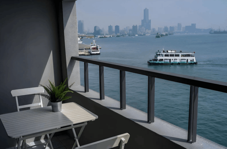 高雄西子灣慢活旅宿推薦｜碧港良居 The Harbour：海景夕陽與便利步行動線（2026）