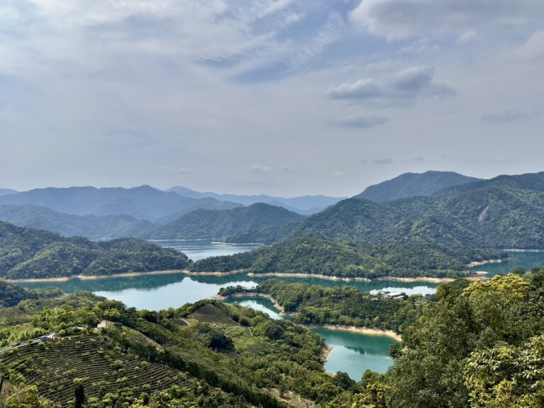 石碇千島湖絕美祕境！翡翠水庫上游山水交織，八卦茶園、鱷魚島一次收藏