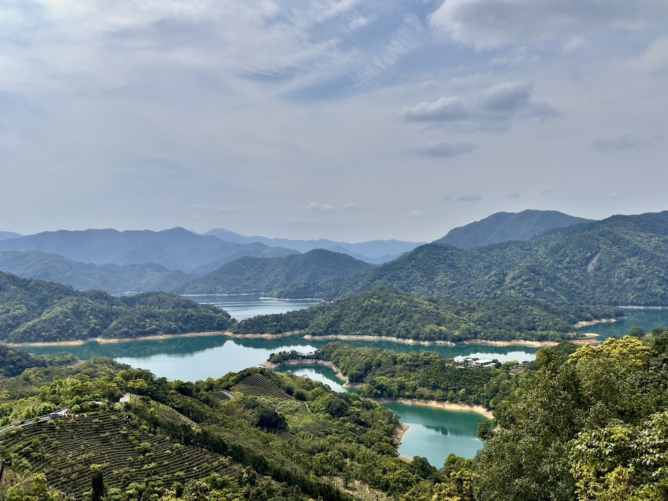 石碇千島湖絕美祕境！翡翠水庫上游山水交織，八卦茶園、鱷魚島一次收藏