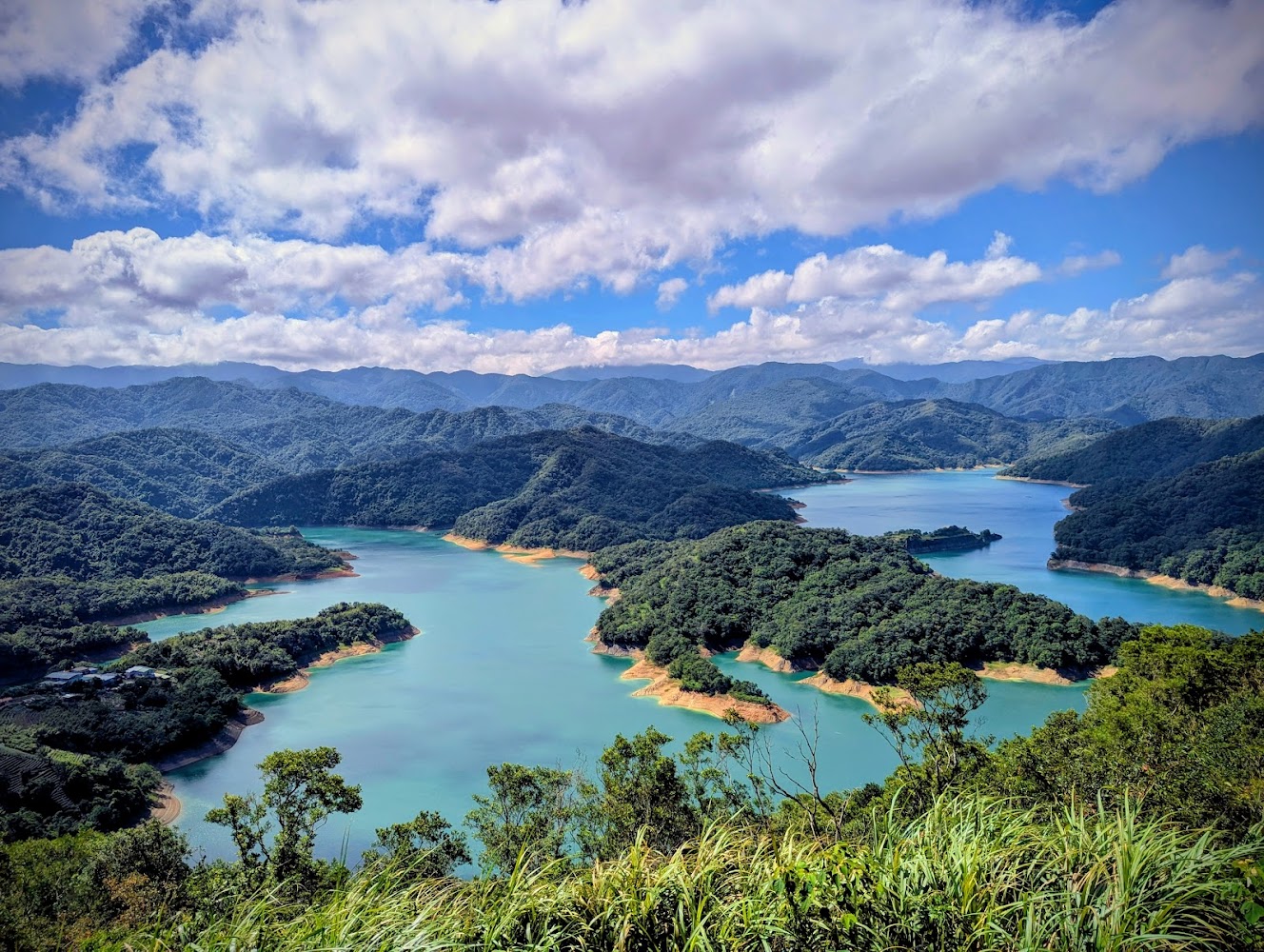 石碇祕境探尋：宛如國外絕景的千島湖、鱷魚島、八卦茶園一日遊全攻略