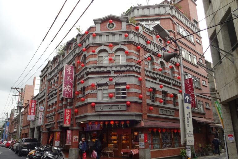 2026漫步台北迪化街：穿梭百年巴洛克拱廊，探尋大稻埕新舊交融的魅力日常