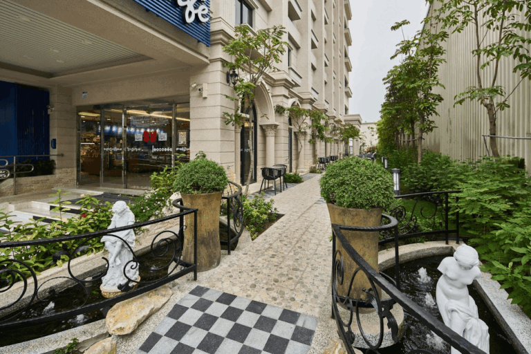 高雄仁武「媚力泊飯店」：捨棄繁複包裝，以寧靜生活感與極致便利性，打造務實旅人的港都棲所