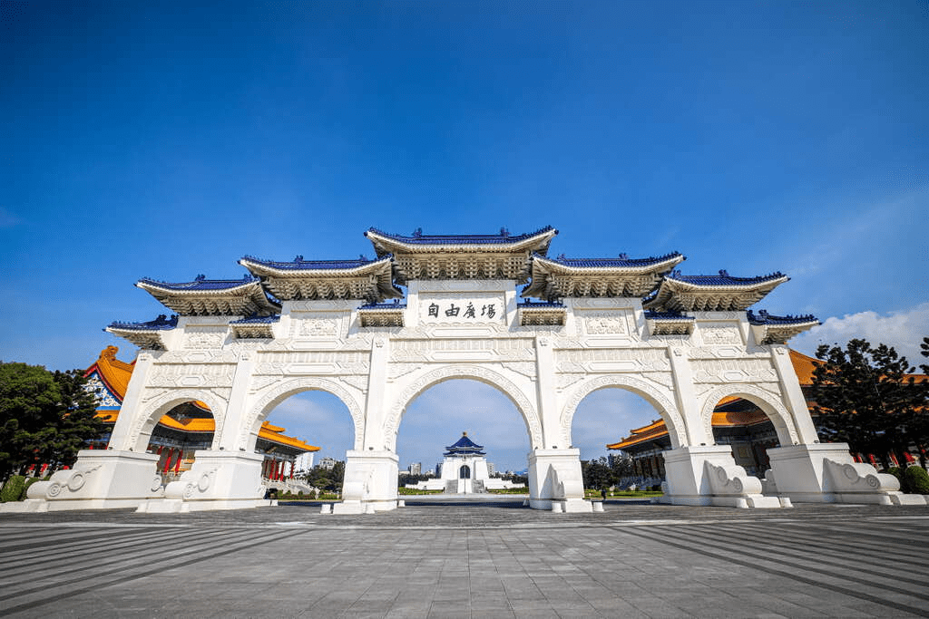 藍瓦白牆下的歷史與藝術：台北中正紀念堂的多元面貌