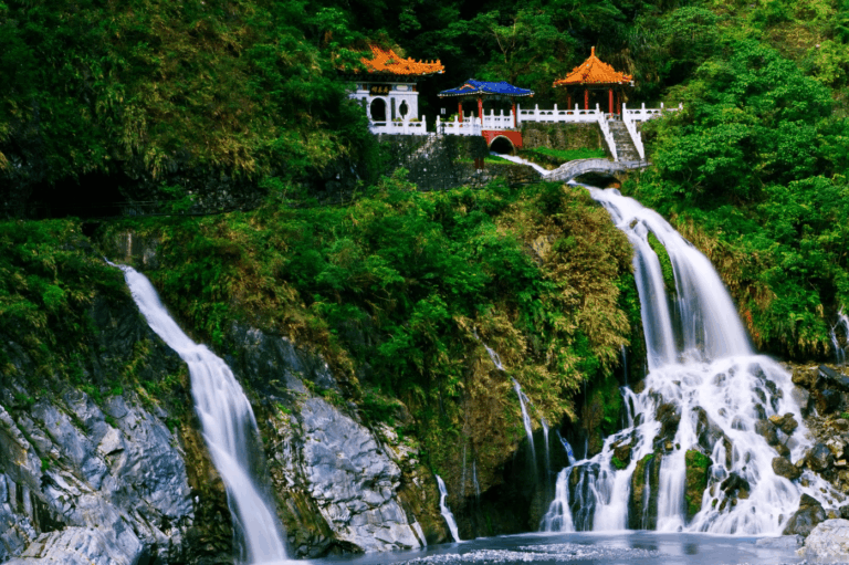探索台灣東部壯麗奇景 太魯閣國家公園:從大理石峽谷到清水斷崖的絕美旅程