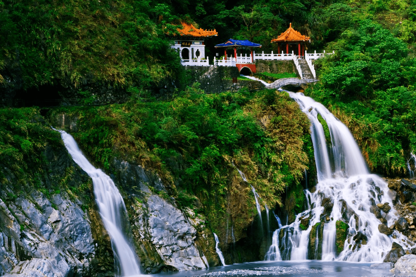 探索台灣東部壯麗奇景 太魯閣國家公園：從大理石峽谷到清水斷崖的絕美旅程
