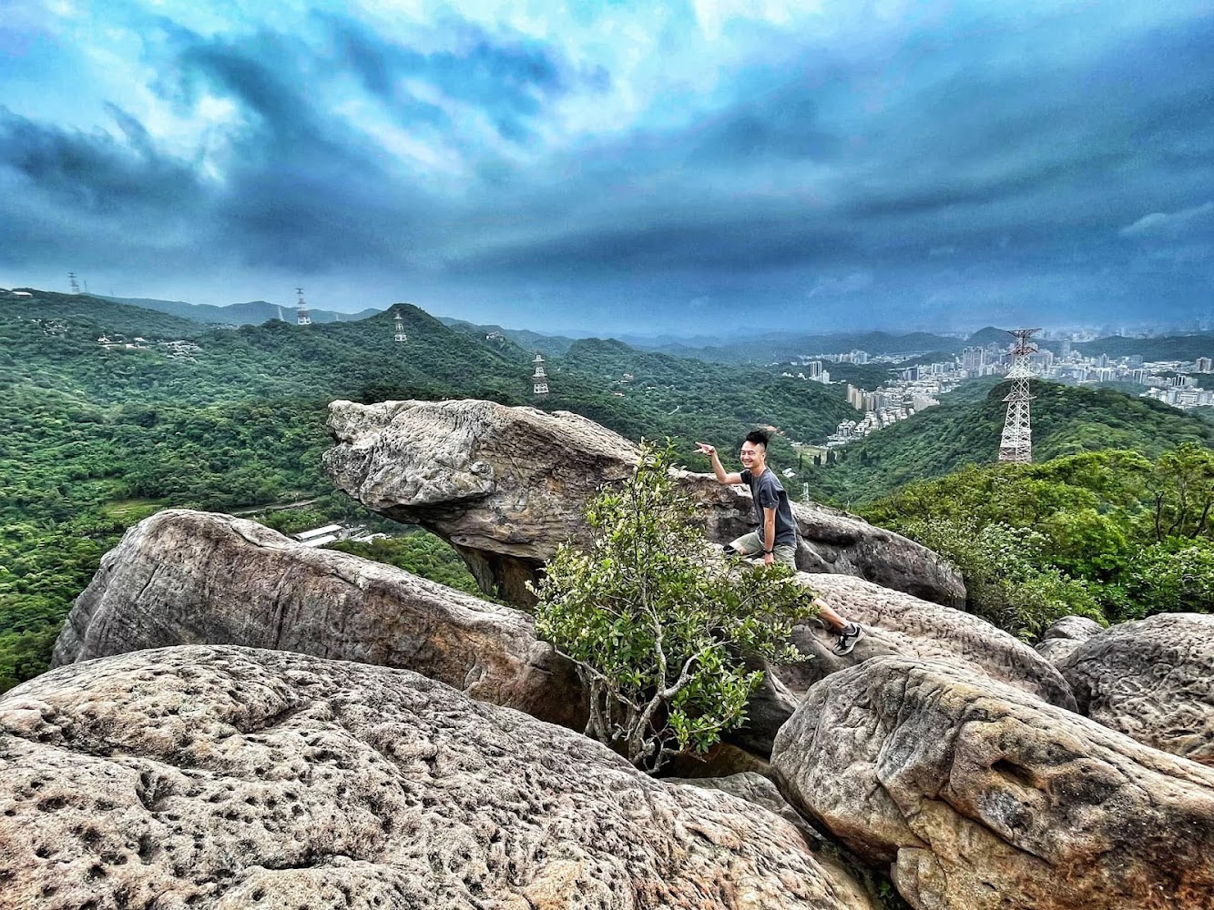 內湖金面山步道 攀爬壯闊岩稜 剪刀石上飽覽絕美台北盆地景致