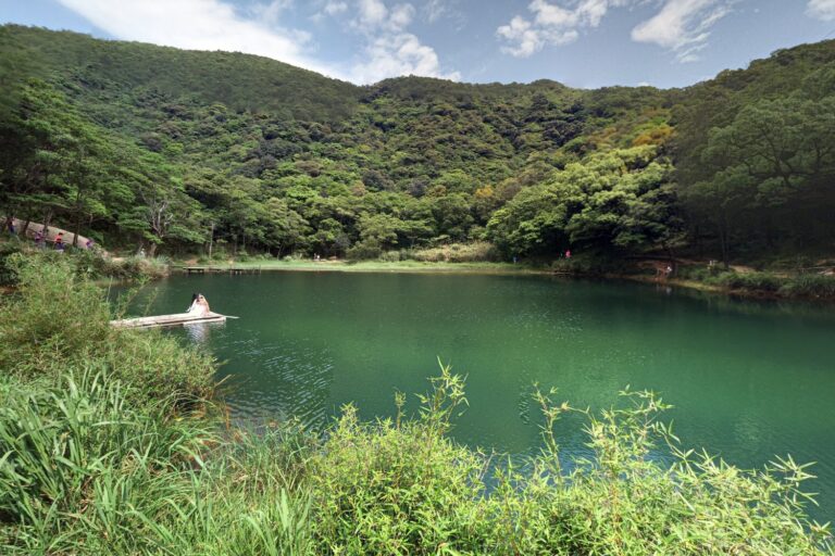 都市邊緣的世外桃源！新北汐止「新山夢湖」夢幻秘境，湖色多變、登高望遠一覽山海美景
