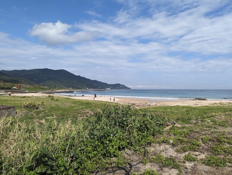 台北90分鐘直達！貢寮金沙灣親子天堂，免費淺灘戲水、金黃夕陽美翻