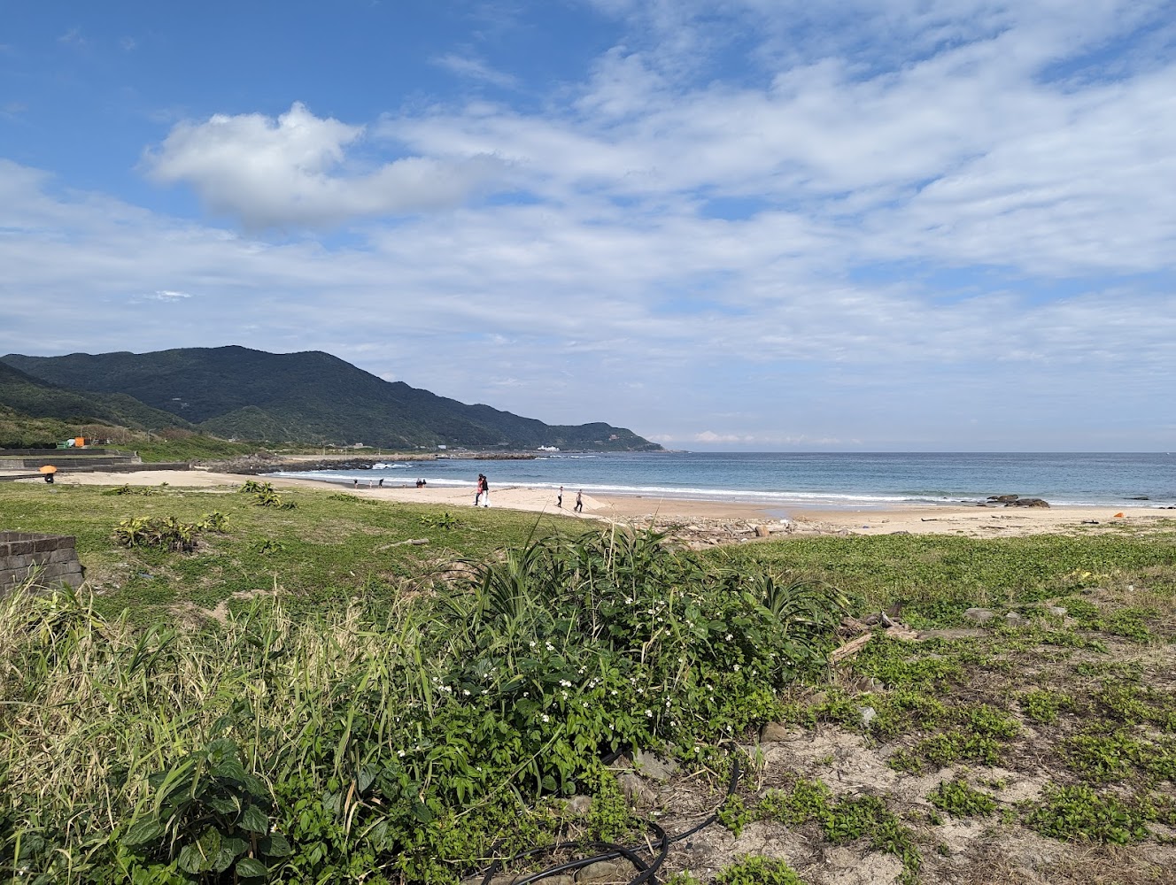 台北90分鐘直達！貢寮金沙灣親子天堂，免費淺灘戲水、金黃夕陽美翻
