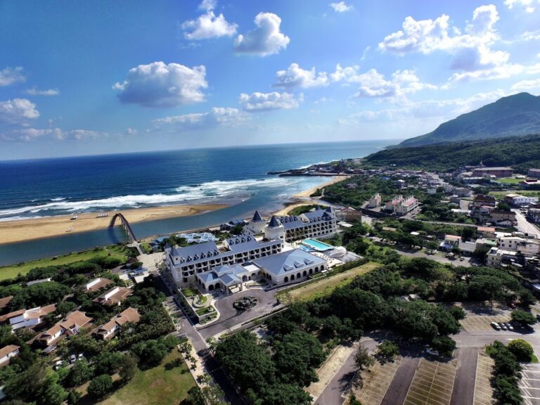 北台灣夏日夢幻度假首選！福容大飯店福隆：黃金沙灘、海洋溫泉、沙雕藝術一網打盡