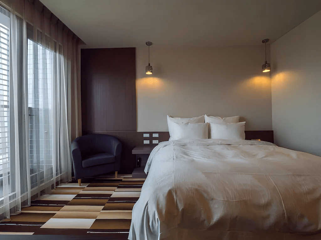 高雄車站住宿首選！碧港良居商旅站前館實測：交通無敵、機能滿分的旅人戰略基地