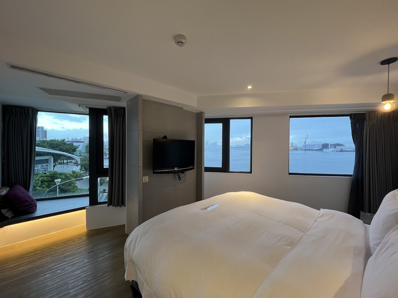 2026高雄西子灣住宿推薦：碧港良居商旅慢旅首選，海景房內坐擁港都日夜風情