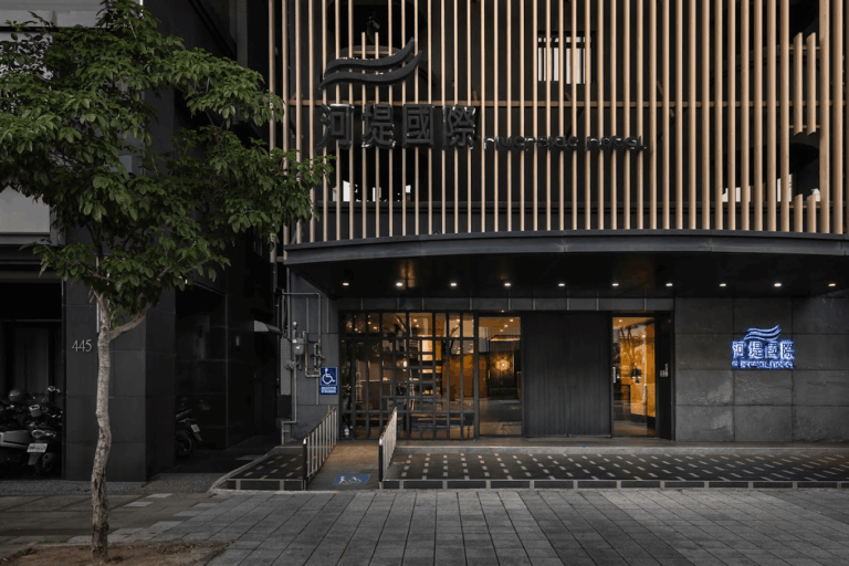 高雄小港住宿新指標:河堤國際商旅,在交通樞紐與純粹休憩間找到剛剛好的旅宿哲學
